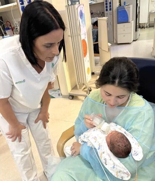 רון מאכילה את בנה בחלב אם