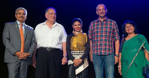 מנהלת הלהקה סניגדה ננדה, סמנכ''ל נמל חיפה זוהר רום,  מייסדת הלהקה ניטישה ננדה, ראש עיריית יונה יהב ושגריר הודו בישראל ג’י. פי. סינג.