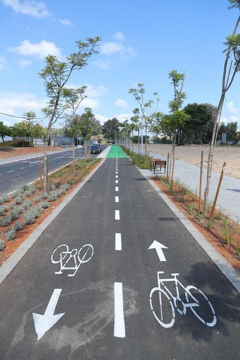 שביל אופניים חדש בקרית חיים (צילום: ארתור רוזנגורת) האב ובתו הפעוטה ז"ל