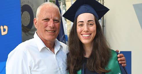 ד"ר מאיה הרשקו ואביה בטקס קבלת התעודה (צילום: שי אלבז ואבי אבוטבול) ד"ר מאיה הרשקו ואביה בטקס קבלת התעודה