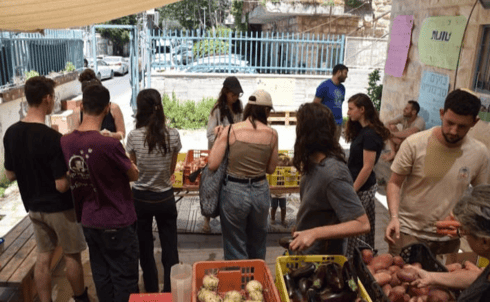חלוקת הירקות בנחלאות (צילום: יובל פליישמן) חלוקת הירקות בנחלאות