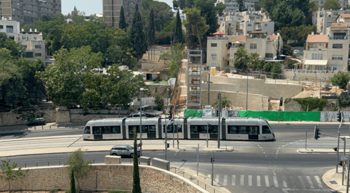 הרכבת הקלה חולפת בקרית יובל - וחורקת הרכבת הקלה חולפת בקרית יובל - וחורקת