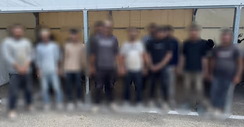 שוהים בלתי חוקיים שנתפסו בשכונת אחוזה חיפה (צילום: משטרת ישראל) שוהים בלתי חוקיים שנתפסו בשכונת אחוזה חיפה