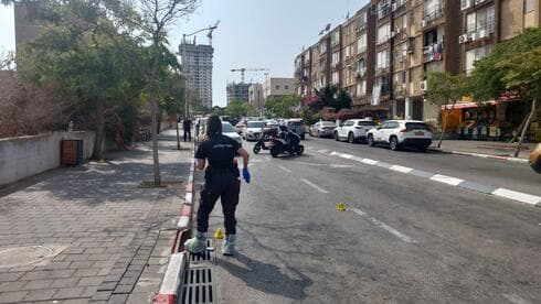 זירת הדקירה בבת ים (צילום: דוברות המשטרה) זירת הדקירה בבת ים