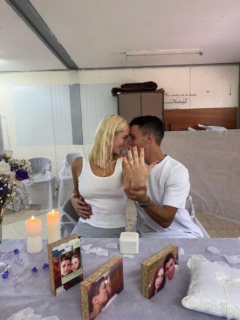 רון שורק ותומר ברקת בהצעת הנישואים (צילום: פרטי) רון שורק ותומר ברקת בהצעת הנישואים