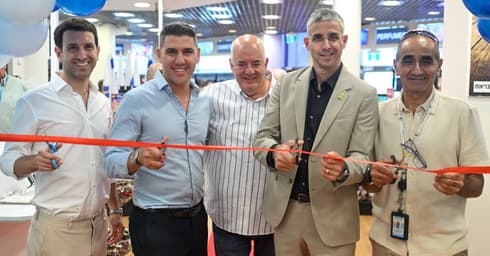 דיוטי פרי חיפה. מימין לשמאל: מאיר כהן מהל שדה התעופה חיפה, שרןו קדמי מנכ"ל רשות התעופה, חגי זמיר סמנכ"ל מסופים ושתפ"א ברשות, שרון אג'ובל ואיתי לב מנכ"לים משותפים של LAYAM