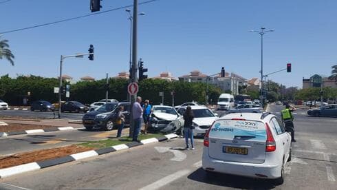 תאונה בצומת הרחובות ויצמן, הנשיאים, נעמי שמר ברעננה (צילום: פרטי) תאונה בצומת הרחובות ויצמן, הנשיאים, נעמי שמר ברעננה