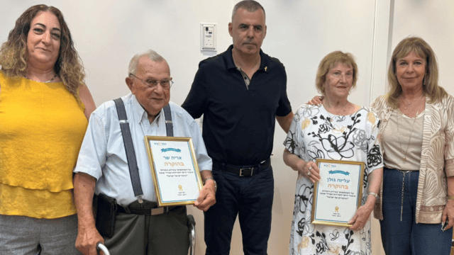 אריה שר ועליזה גולן יחד עם מנהלת אגף שירותים חברתיים-קהילתיים רוזי נוימן ומנהלת המחלקה לטיפול באזרחים ותיקים יפעת עמית (צילום: עיריית כפר סבא) אריה שר ועליזה גולן יחד עם מנהלת אגף שירותים חברתיים-קהילתיים רוזי נוימן ומנהלת המחלקה לטיפול באזרחים ותיקים יפעת עמית