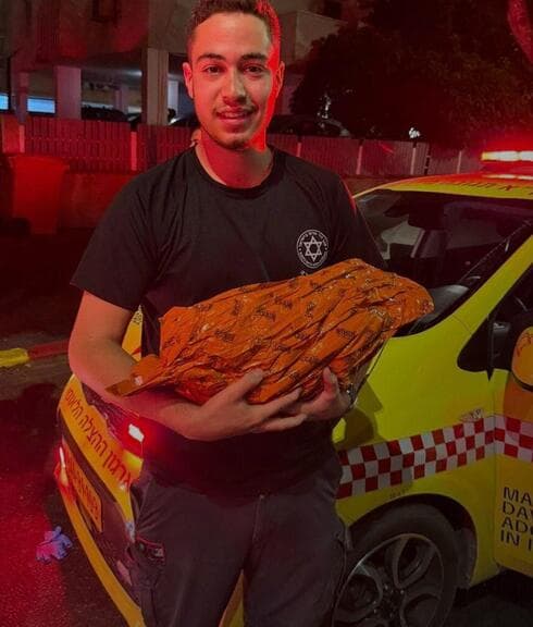 החובש רועי אחרי הלידה (צילום: דוברות מד"א) החובש רועי אחרי הלידה
