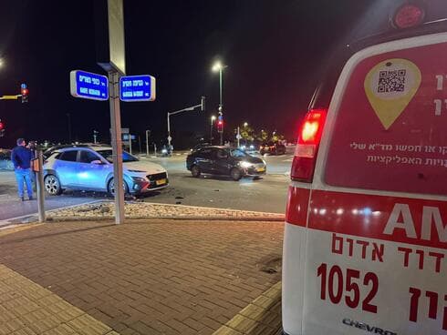 תאונה בצומת הבריגדה היהודית, כנפי נשרים ומנחם בגין בהרצליה (צילום: דוברות המשטרה) תאונה בצומת הבריגדה היהודית, כנפי נשרים ומנחם בגין בהרצליה