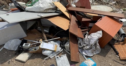 ערמת הפסולת שהושלכה על גדות הקישון ערמת הפסולת שהושלכה על גדות הקישון