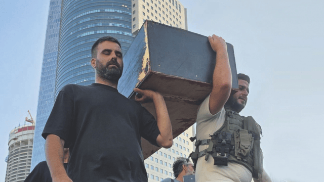 שון דננברג (משמאל)  מוביל את מאבק הלומי הקרב