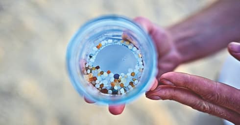 חתיכות קטנות מ-5 מ"מ. מיקרו פלסטיק שנמצא בחופים (צילום: גרינפיס ישראל) חתיכות קטנות מ-5 מ"מ. הנורדלים שנמצאו בחופים