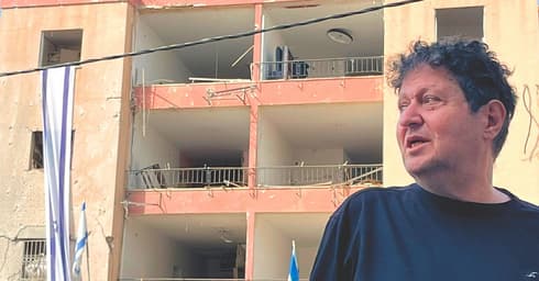 "המלחמה נמשכת". פרופ' פיינרו על רקע בניינים שטרם שופצו בשכונה