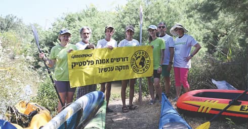 סרקו את החול והמים. מתנדבי גרינפיס (צילום: גרינפיס ישראל) סרקו את החול והמים. מתנדבי גרינפיס