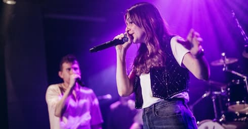 סיון שועה על הבמה עם עידו מינקובסקי כמה חודשים לפני שנפטרה (צילום: מיכה בריקמן) סיון שועה על הבמה עם עידו מינקובסקי כמה חודשים לפני שנפטרה