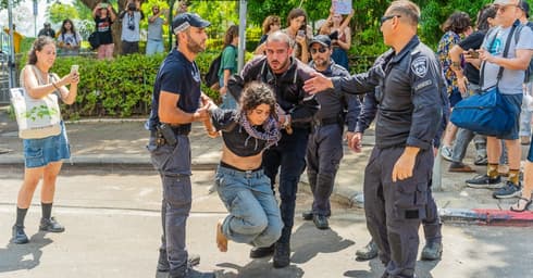 מעצר מפגינה במחאה מול לשכת גיוס חיפה (צילום:RAN DEMBO) מעצר מפגינה במחאה מול לשכת גיוס חיפה