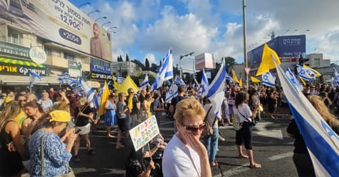 סגירת כיכר ספר בחיפה (צילום: מחאת העם חיפה) סגירת כיכר ספר בחיפה