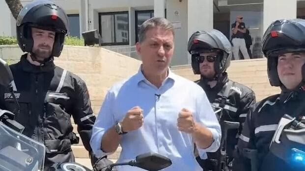 ראש העירייה עם סיירת האופנועים החדשה במודיעין 