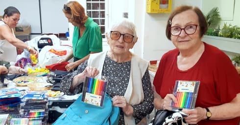 ניצולות שואה אורזות תיקי לבית ספר עמותת יד עזר לחבר חיפה (צילום: דוד סבג, מדיה ודיגיטל) ניצולות שואה אורזות תיקי לבית ספר עמותת יד עזר לחבר חיפה