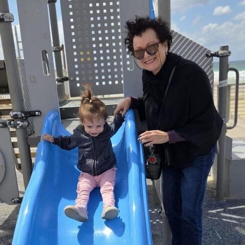 עדי ניר. "אני אמא וסבתא, וחייבת לחזור לעצמי" (צילום: מהאלבום המשפחתי) עדי ניר. מחכה לתרומת כליה שתציל את חייה