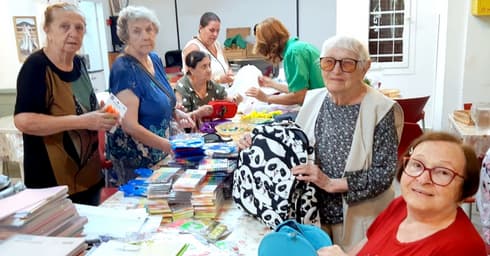 ניצולות שואה אורזות תיקי לבית ספר עמותת יד עזר לחבר חיפה (צילום: דוד סבג, מדיה ודיגיטל) ניצולות שואה אורזות תיקי לבית ספר עמותת יד עזר לחבר חיפה