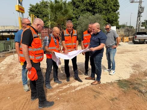 ראש העיר והצוות המקצועי באזור הצומת (צילום: עיריית כפר סבא) ראש העיר והצוות המקצועי באזור הצומת