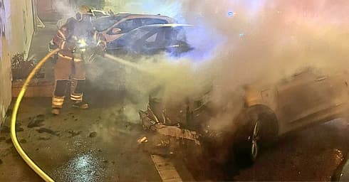 רכב היברידי בוער עין דור חיפה (צילום: כבאות והצלה) רכב היברידי בוער עין דור חיפה