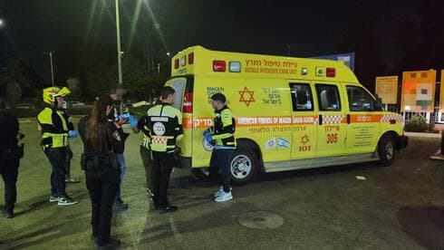 מזירת אירוע הדקירה בראשון לציון (צילום: תיעוד מבצעי מד"א) מזירת אירוע הדקירה בראשון לציון