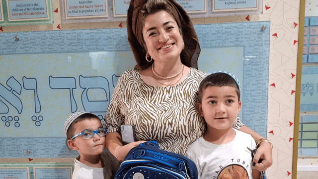 אלקנה יחד עם האמא אסיה פאר חדד מקבל את הילקוט אלקנה יחד עם האמא אסיה פאר חדד מקבל את הילקוט