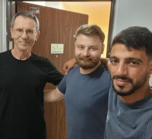 חיילים משוחררים בבית של יאיר