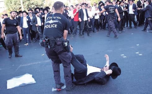 "הפגנה בלתי חוקית": המשטרה מפנה חרדים ליד בני ברק בשבוע שעבר 