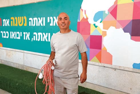 עופר קנדלקר. עובד מסביב לשעון 