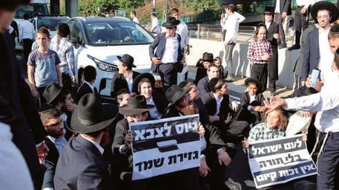 המשטרה מפנה חרדים ליד בני ברק בשבוע שעבר (צילום: יריב כץ) "הפגנה בלתי חוקית": המשטרה מפנה חרדים ליד בני ברק בשבוע שעבר