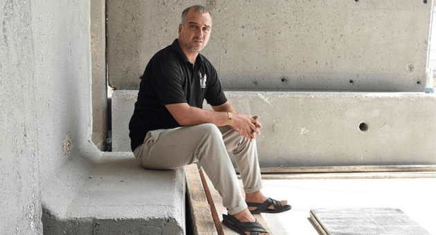 רוני פרץ בתוך המיגונית בה נפל בנו (צילום: שרון צור) רוני פרץ