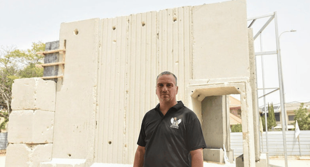רוני פרץ באתר ההנצחה שהוא מקים בעפולה רוני פרץ באתר ההנצחה שהוא מקים בעפולה