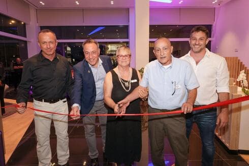 תמונה משפחתית עם מנכ"ל לקסוס באירוע הפתיחה (צילום רונן טופרברג) תמונה משפחתית עם מנכ"ל לקסוס באירוע הפתיחה