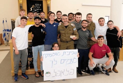 חוגגים את קבלת הדרגות (צילום: אהרון מגל) חוגגים את קבלת הדרגות