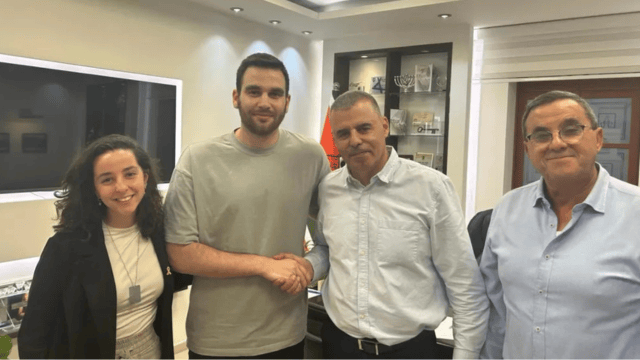 נדב לויטה ומיכל סלומון עם ראש העיר רפי סער נדב לויטה ומיכל סלומון עם ראש העיר רפי סער