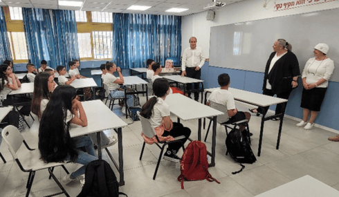 פותחים שנה. לסרי מבקר בכיתות (צילום: עיריית אשדוד) פותחים שנה. לסרי מבקר בכיתות