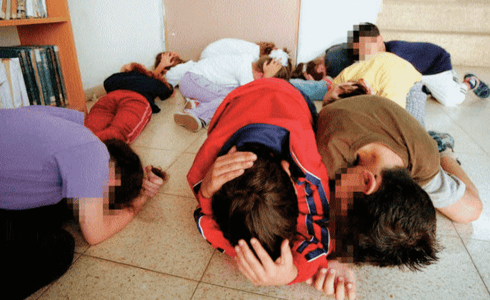 תלמידים מתרגלים מיגון מטילים (צילום: גדי קבלו) תלמידים מתרגלים מיגון מטילים
