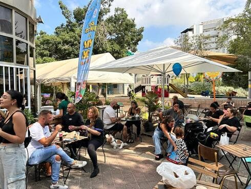 הילד בגן, ההורים בבית קפה בראשון לציון הילד בגן, ההורים בבית קפה בראשון לציון