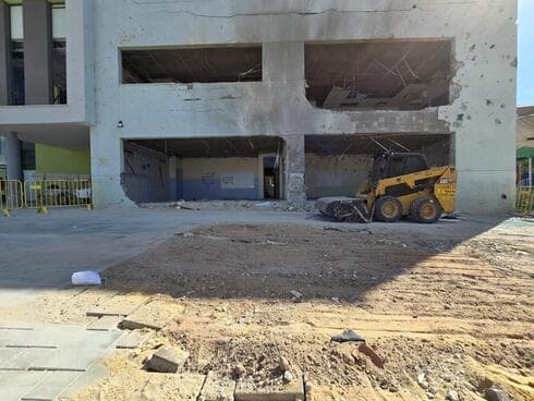 בית הספר בגדרה אחרי פגיעת הטיל בית הספר בגדרה אחרי פגיעת הטיל