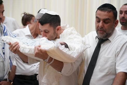 האב הטרי בטקס הברית המרגש