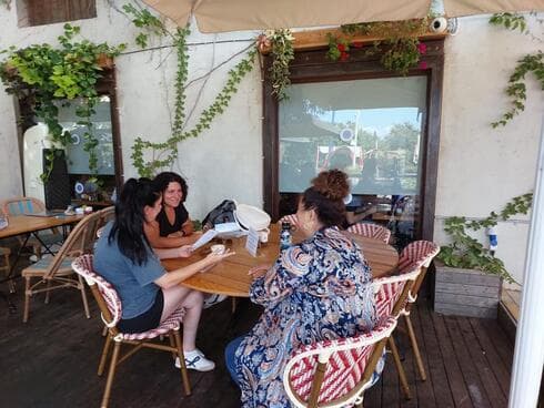 הילד בגן, ההורים בבית קפה בראשון לציון (צילום: עיריית ראשל"צ) הילד בגן, ההורים בבית קפה בראשון לציון