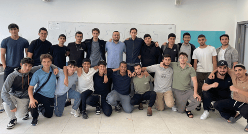 פרץ דביר עם התלמידים. "להיות שם בשבילם" פרץ דביר עם התלמידים. "להיות שם בשבילם"