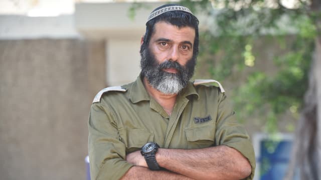 סא"ל ניר בן צור מקרית שמואל (צילום: שרון צור) רוצה להיות מח"ט ומנהל בית ספר. סא"ל ניר בן צור