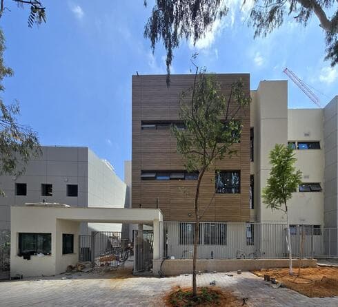 בית חינוך נוריות. עדיין עובדים לקראת הפתיחה (צילום: ישראל פרקר) בית חינוך נוריות. בית הספר הכי חדש בראשון לציון