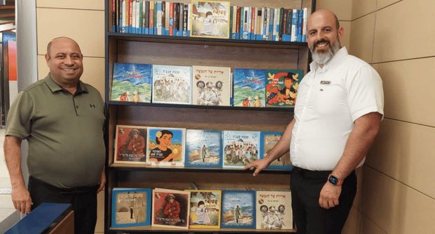 מדף ספרי הילדים החדש בתחנת עפולה. בן סבו ואזולאי