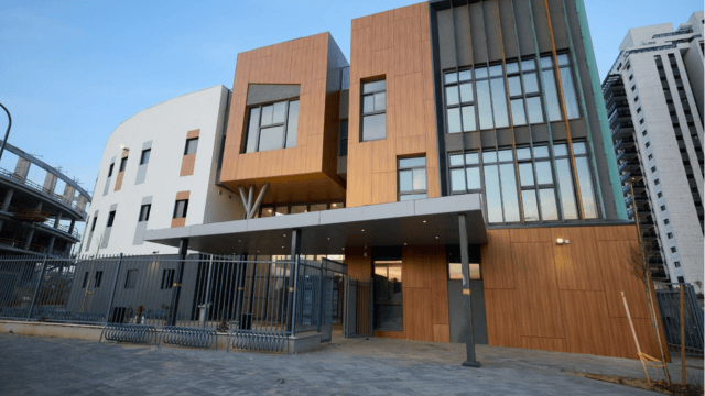 בית ספר החדש 'לאה גולדברג' בשכונת ציר החינוך (צילום: עיריית הוד השרון) בית ספר החדש 'לאה גולדברג' בשכונת ציר החינוך